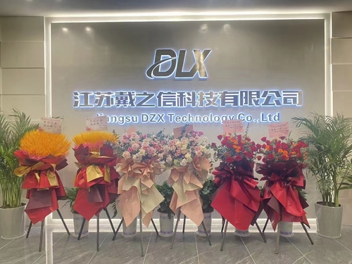 約最も最近の会社のニュース 7年briday新しいオフィスに入ることのDLXの合金の常州のオフィス/お祝いのために。